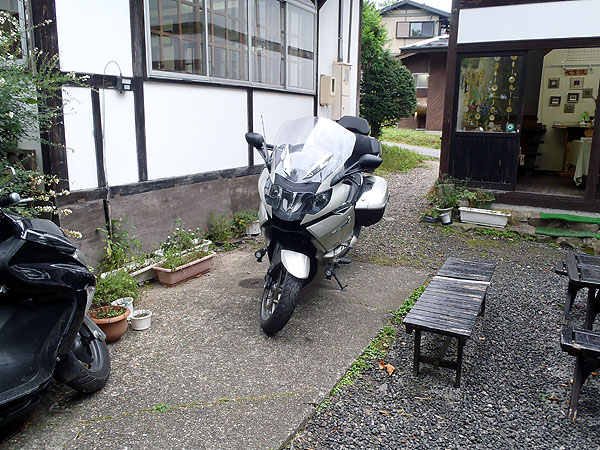 駐車スペースはコンクリートの上